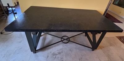 table basse avec plateau en marbre noir et pieds en fer