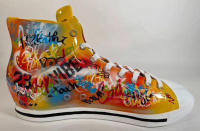 des baskets montantes aux couleurs vives, ornées de graffitis sur un fond blanc