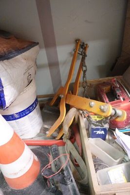 un tas de matériaux de construction et d'outils dans une pièce