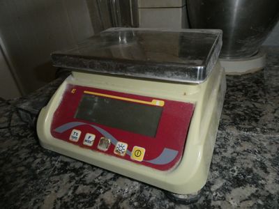une photo d'une balance numérique posée sur un plan de travail de cuisine