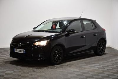 la photo d'une voiture noire sur un sol en damier