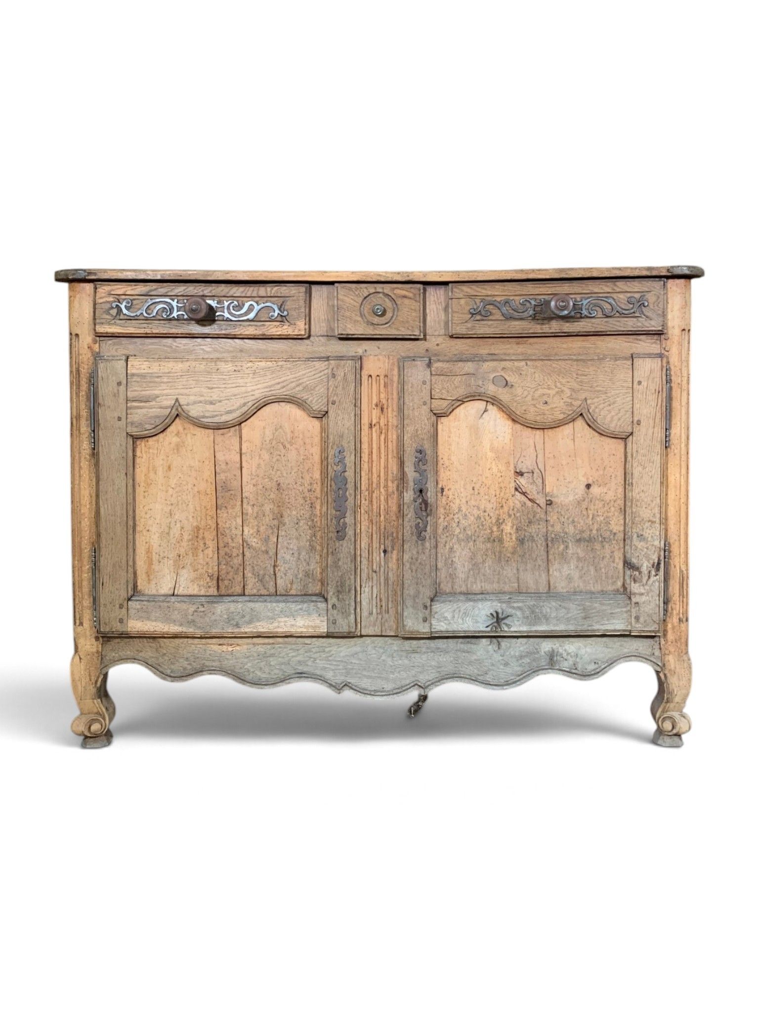 Buffet en bois naturel ouvrant par deux vantaux et trois tir…