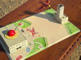 un avion miniature posé sur une carte, sur une table