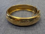 un gros plan d'un bracelet en or orné d'une chaîne