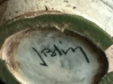 un gros plan d'un vase sur lequel figure une inscription