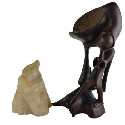 une sculpture représentant une femme et un rocher sur fond blanc