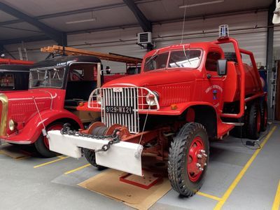 deux vieux camions de pompiers garés dans un garage