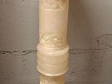 un socle blanc surmonté d'une lampe