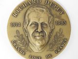 plaque représentant un homme barbu et moustachu sur fond blanc