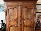 une grande armoire en bois dans le coin d'une pièce
