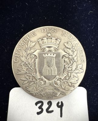 un gros plan d'une pièce d'argent sur laquelle figure un blason