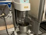 une machine posée dans une cuisine, sur laquelle se trouve un saladier