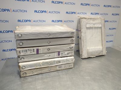 Plusieurs cartons sont empilés les uns sur les autres devant un mur.