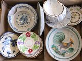 plusieurs assiettes et bols rangés ensemble dans une boîte