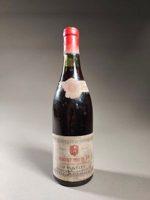 une bouteille de vin posée sur une table