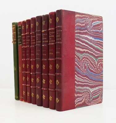plusieurs livres sont alignés sur une surface blanche