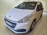 La petite voiture blanche est garée dans le showroom du concessionnaire.