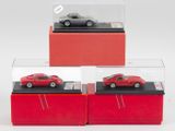 trois modèles réduits de voitures rouges dans des vitrines posées sur un fond blanc