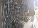 une photo montrant un enchevêtrement de fils suspendus à un mur