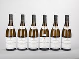 six bouteilles de vin sont alignées sur une table
