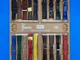une boîte contenant tout un tas de montres de différentes couleurs