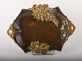 un plat marron et doré orné de fleurs