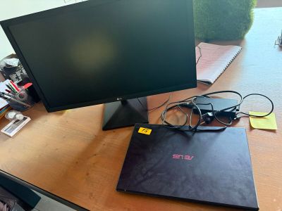 un écran d'ordinateur et un ordinateur portable posés sur un bureau