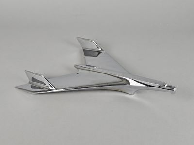 une maquette d'avion argentée posée sur une surface blanche