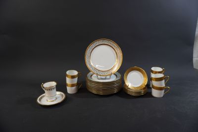 une image représentant un ensemble d'assiettes et de tasses dorées et blanches