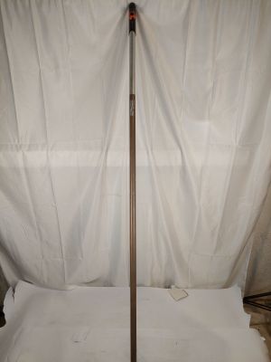 une image représentant un poteau en bois posé sur un drap blanc