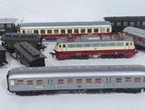 un grand nombre de trains miniatures posés sur une table