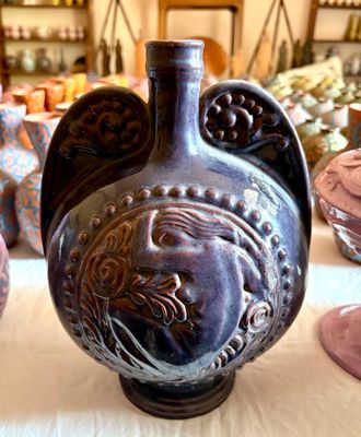 de nombreux vases posés sur une table dans un magasin