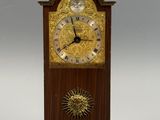une horloge posée sur une table dans la pièce