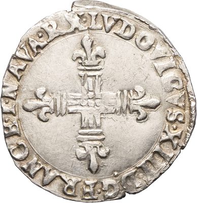 une vieille pièce d'argent ornée d'une croix