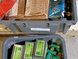 de nombreuses boîtes de nourriture posées sur le comptoir