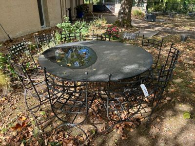 une table et des chaises qui se trouvent dehors, dans le jardin