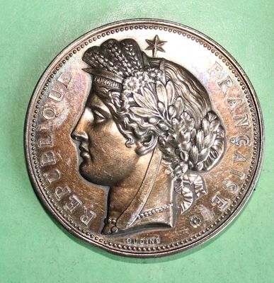 l'image d'une pièce de monnaie sur laquelle figure une tête de femme