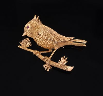 un oiseau doré perché au bout d'une branche d'arbre