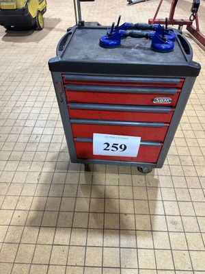 une image représentant une boîte à outils sur laquelle sont posés des outils