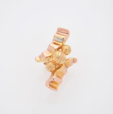 une image représentant une bague en or ornée d'un ours en peluche et d'un diamant