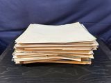 une pile de papiers posée sur une table noire