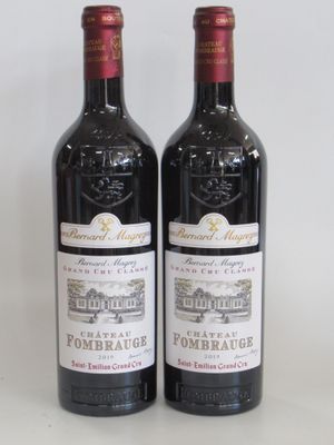 deux bouteilles de vin posées l'une à côté de l'autre sur une table