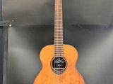 une guitare en bois posée sur un support métallique