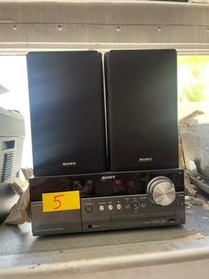 deux enceintes posées sur une étagère à côté d'un mixeur et d'un mixeur
