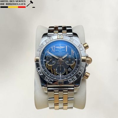gros plan d'une montre-bracelet avec un cadran bleu