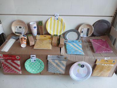 de nombreuses assiettes et bols de toutes sortes sur une table