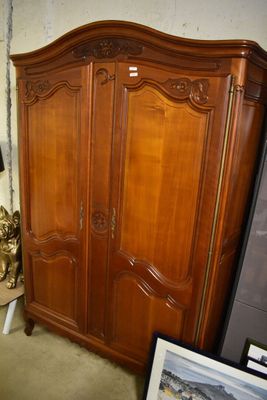 une grande armoire en bois dans le coin d'une pièce