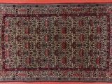 un tapis oriental sur fond rose, bordé de rouge