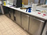 un plan de travail de cuisine sur lequel sont posés tout un tas d'objets