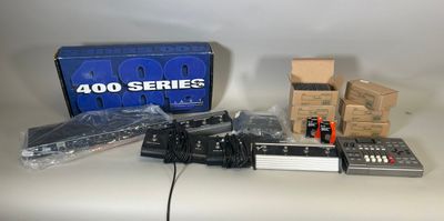 Fender et Marshall. Lot de foot switch, 6 cartons de piles. - Photo 1